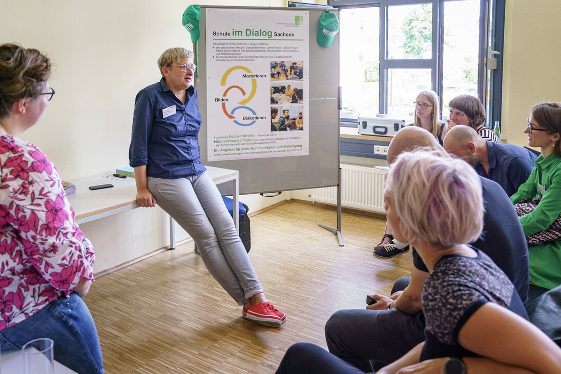 Die Referentin des Workshops »Schule im Dialog« und ein Ausschnitt des Publikums.