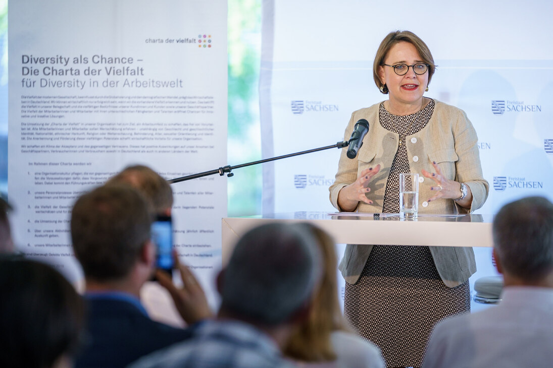 Staatsministerin Annette Widmann-Mauz, Beauftragte der Bundesregierung für Migration, Flüchtlinge und Integration, während ihrer Rede zur Würdigung der Unterzeichnenden.