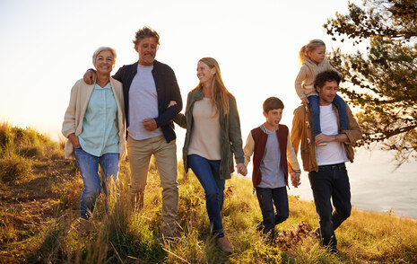 Eine sechsköpfige Familie mit mehreren Generationen geht gemeinsam spazieren