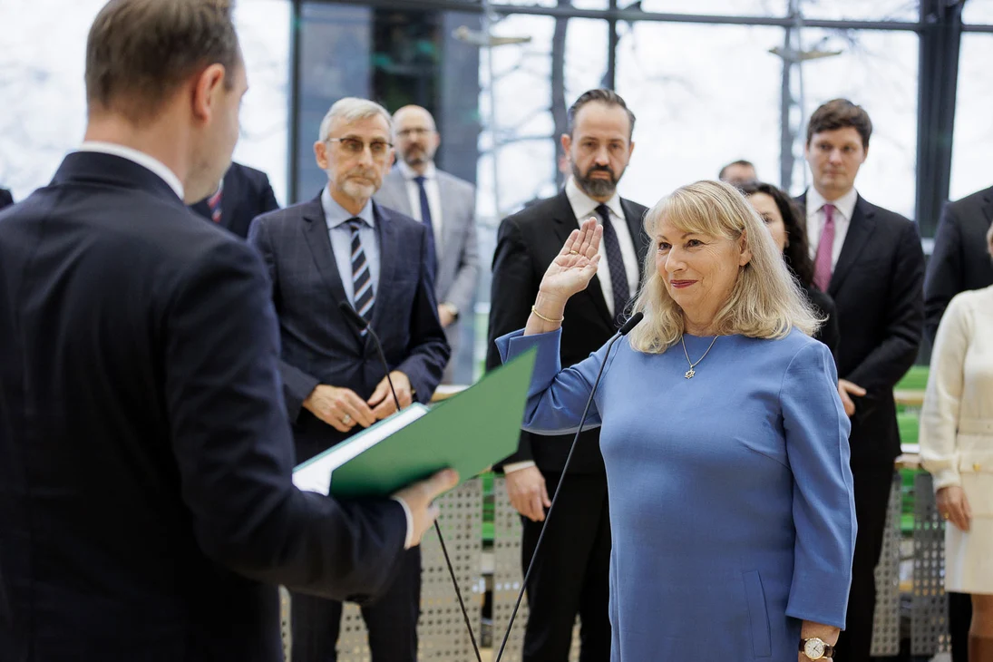 Petra Köpping steht vor dem Präsidenten des Landtags und hebt die Hand zur Vereidigung