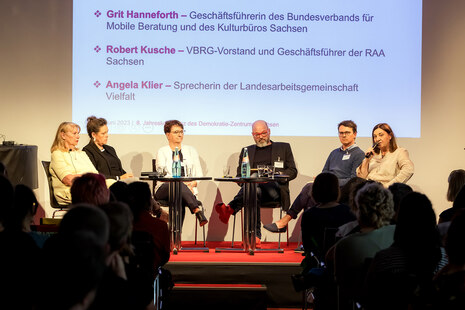 Podiumsdiskussion bei der 8. Jahreskonferenz des Demokratie-Zentrums 2023