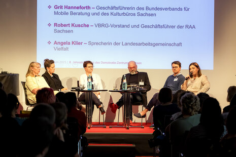 Podiumsdiskussion bei der 8. Jahreskonferenz des Demokratie-Zentrums 2023