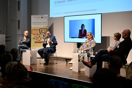 Podiumsdiskussion zur 9. Jahreskonferenz des Demokratiezentrums 2024