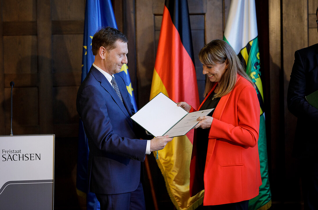 Petra Köpping erhält von Minsiterpräsident Kretschmer ihre Ernennungsurkunde als Staatsministerin