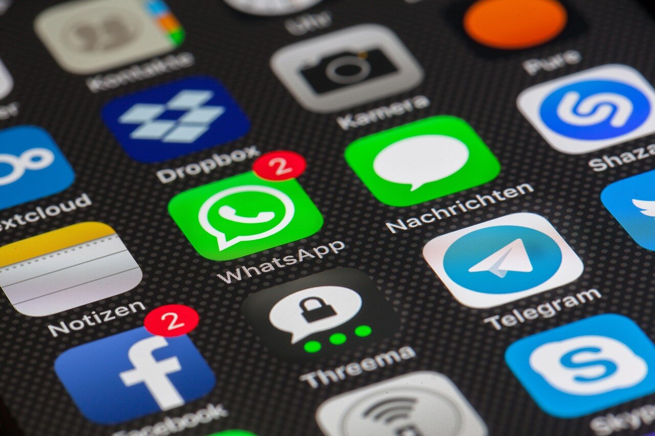 Smartphone mit verschiedenen Social-Media-Apps