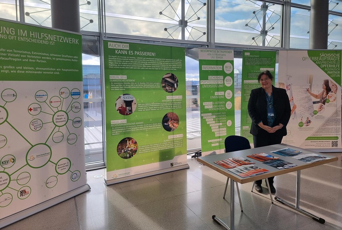 Ein Foto zeigt den Stand der Opferbeauftragten, wo Teile der Wanderausstellung der Sächsischen Netzwerkpartner auf dem 7. Landespräventionstag in der Messe Leipzig präsentiert werden