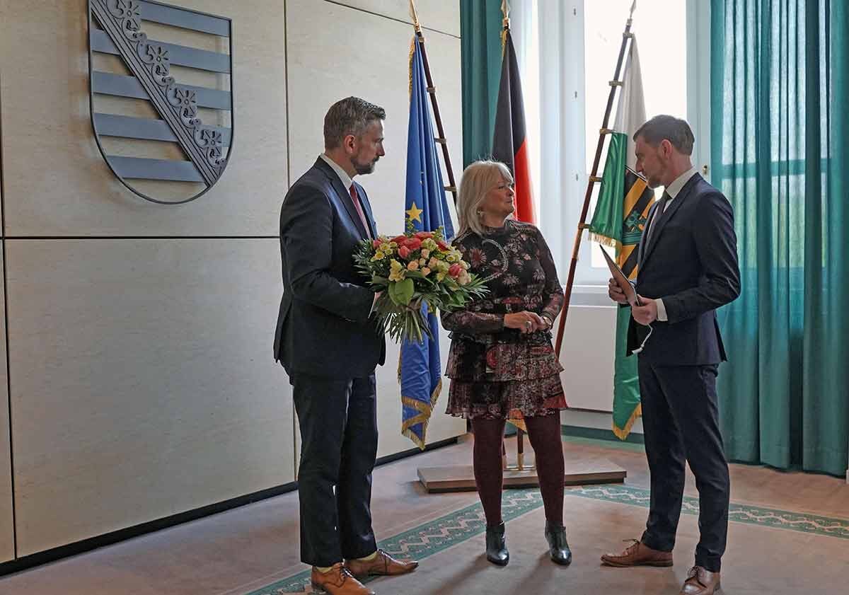 Iris Kloppich wird vom Sächsischen Kabinett wiederberufen, Ministerpräsident Michael Kretschmer und tellvertretender Regierungschef und Wirtschaftsminister Martin Dulig gratulieren.
