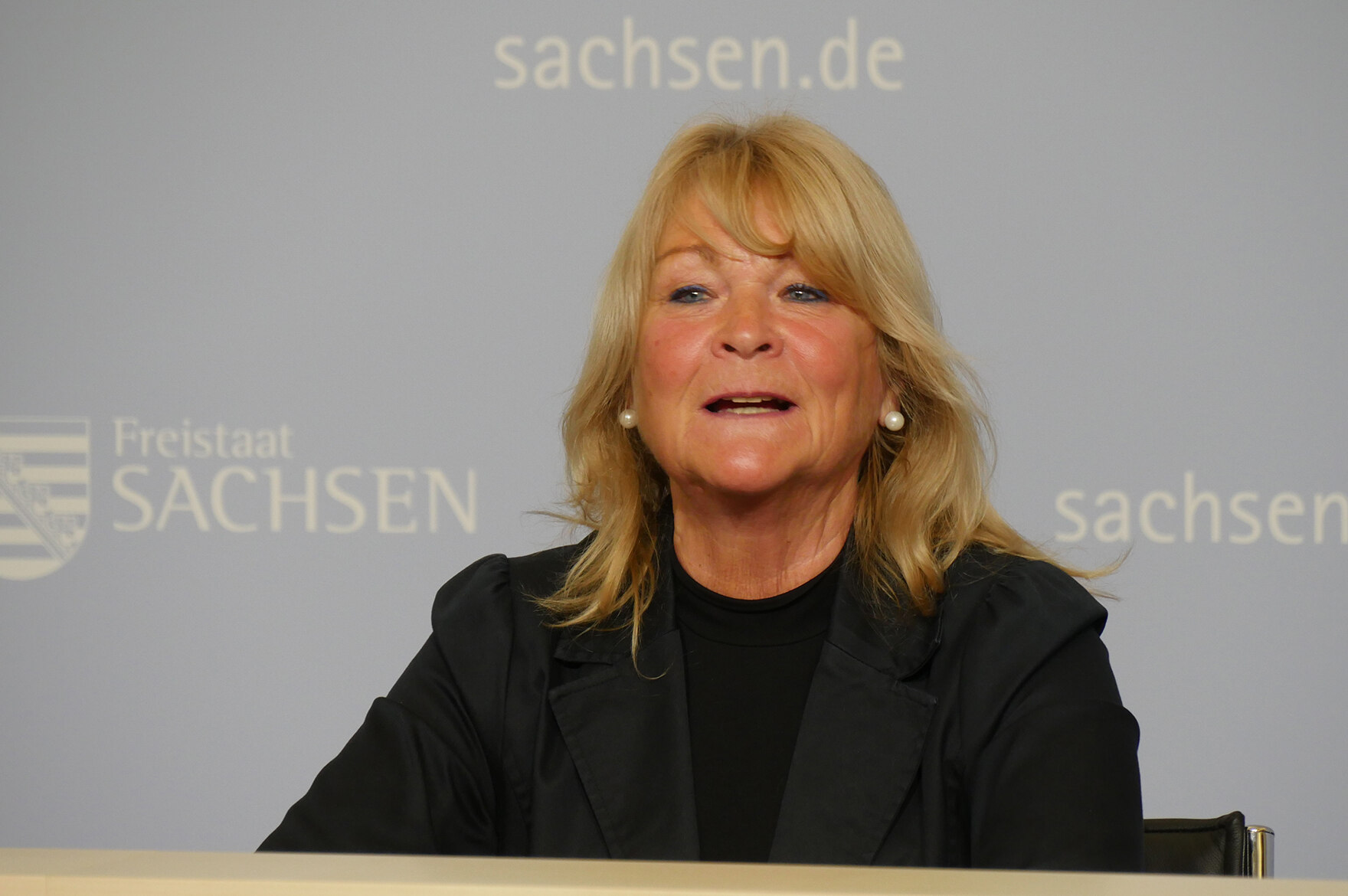 Foto von Iris Kloppich bei der Pressekonferenz