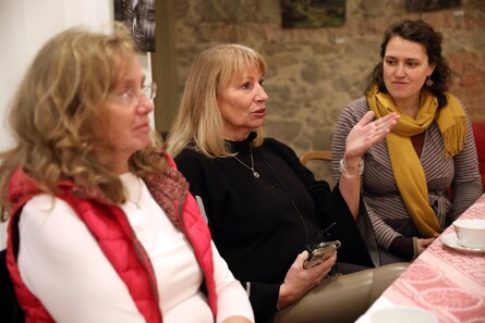 Staatsministerin Petra Köpping diskutiert an einem Tisch in Sohland