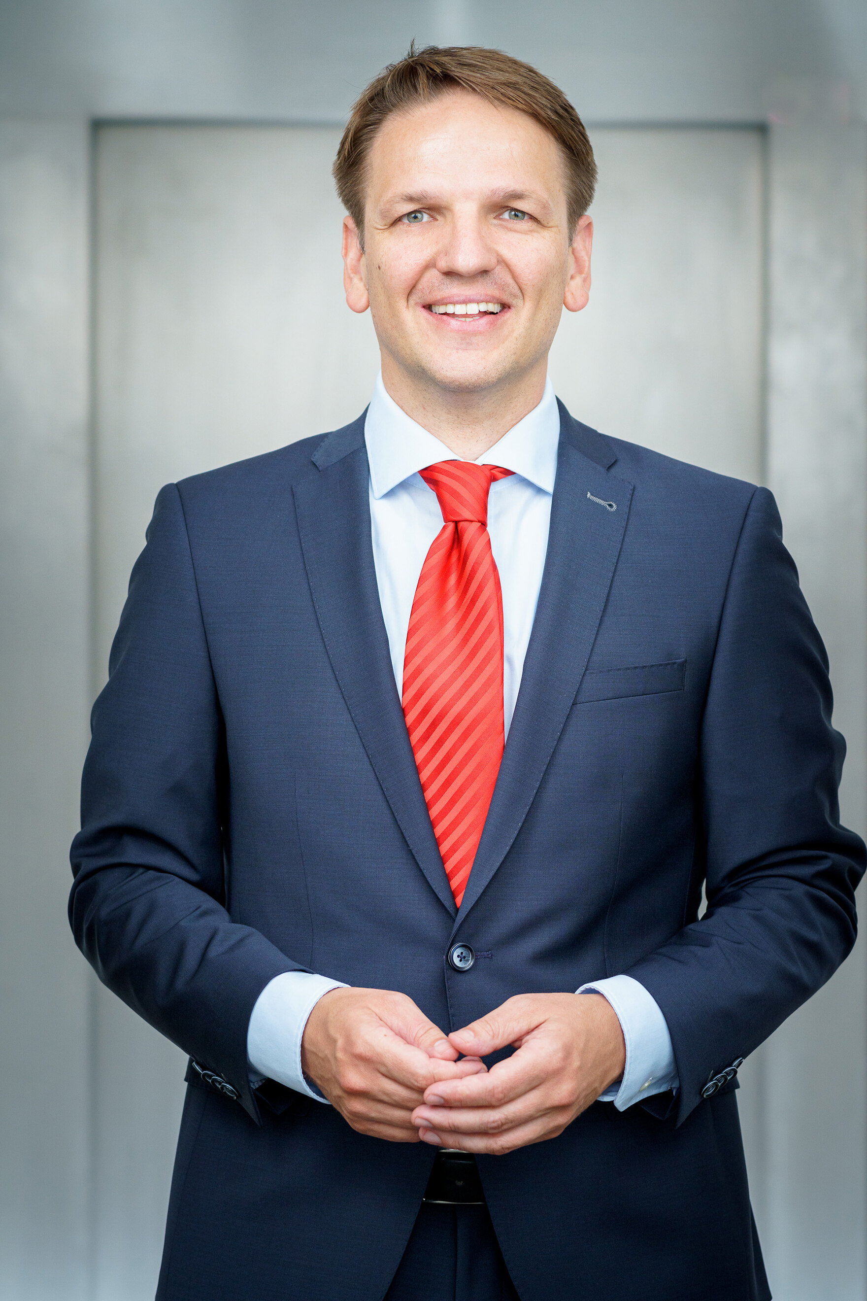 Porträt (Oberkörper bis zur Taille) Sebastian Vogel im Anzug mit Krawatte