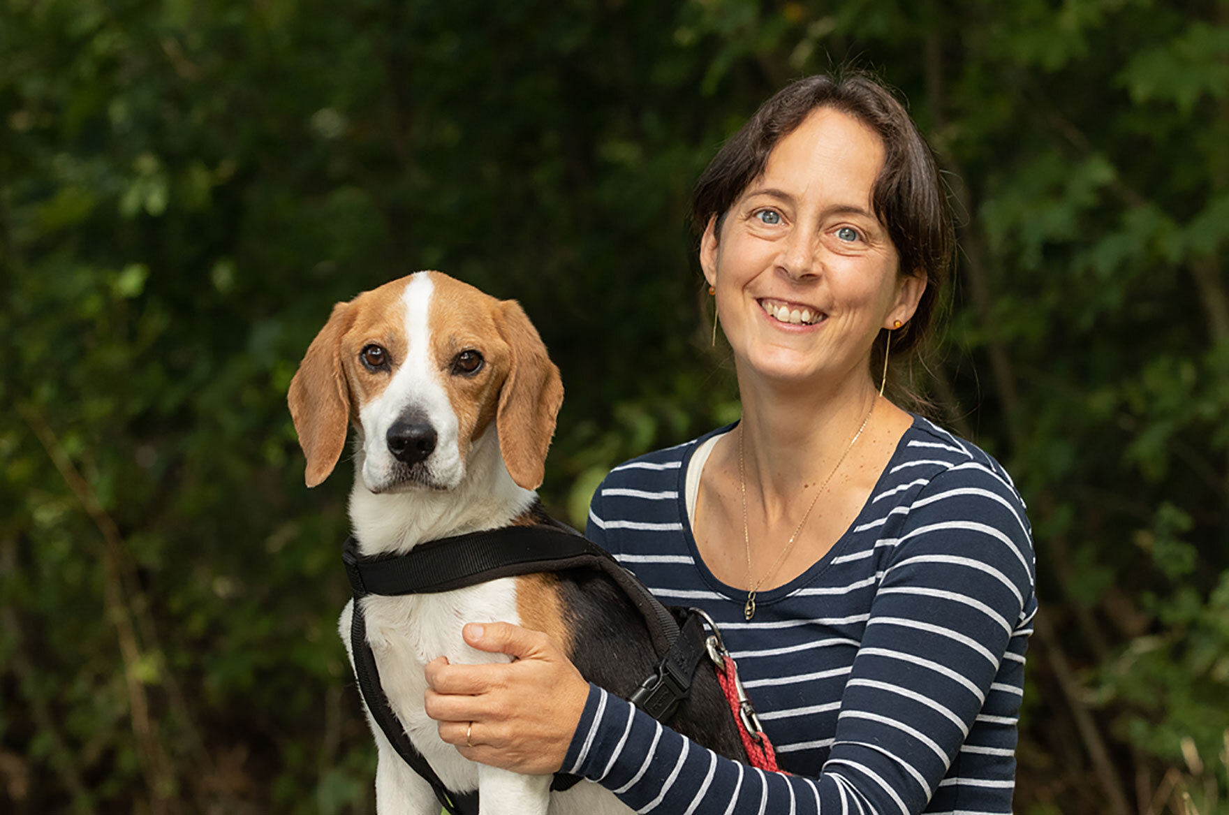 Tierschutzmedaille 2020: Preisträgerin Dr. Claudia Ruf mit Hund Charlie
