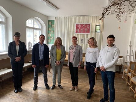 Staatsministerin Petra Köpping posiert gemeinsam mit 5 weiteren Personen für ein Foto