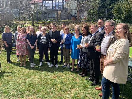 Staatsministerin Petra Köpping im Gruppenbild mit Beteiligten des Projekts in Stolpen