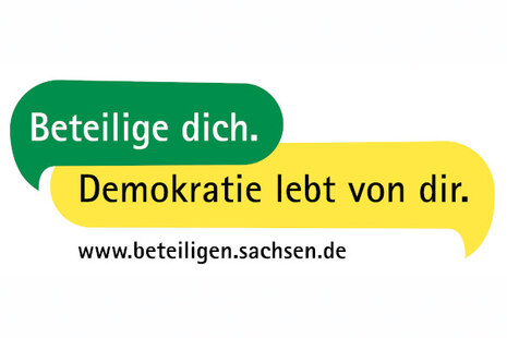 Weißes Logo, in einer grünen länglichen Blase steht: »Beteilige dich.« Darunter steht in einer gelben länglichen Blase: »Demokratie lebt von dir.«
