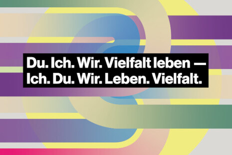Bild mit vielen bunten Streifen vor einem gelben Kreis. In der Mitte steht Du. Ich. Wir. Vielfalt leben – Ich. Du. Wir. Leben. Vielfalt.